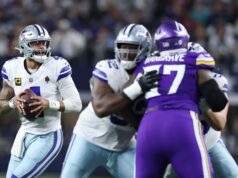 Fanúšikovia NFL ošklbajú Skipa Baylessa za vybitie frustrácie po prehre Cowboys vs. Vikings logo pochodového šialenstva