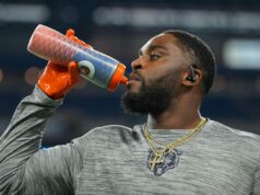 Fanúšikovia NFL pražia Jaylona Johnsona na predzápasovom oblečení, keď Bears CB prichádza na zápas Packers logo pochodového šialenstva