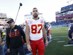 Fanúšikovia NFL pražia Travisa Kelceho na oblečení na možný posledný zápas v Arrowhead logo pochodového šialenstva