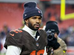 Fanúšikovia NFL vytrhli Shedeura Sandersa za „vysmievanie“ Jefferymu Simmonsovi chvíľu predtým, ako Browns prehrali s Titans logo pochodového šialenstva