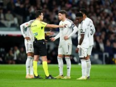 Fanúšikovia Realu Madrid sa počas zápasu Celty Vigo zameriavajú na hviezdy klubu Fanúšikovia Realu Madrid sa počas zápasu Celty Vigo zameriavajú na hviezdy klubu