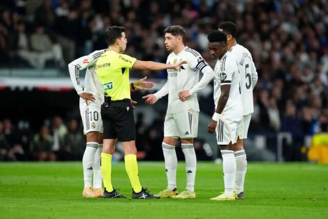 Fanúšikovia Realu Madrid sa počas zápasu Celty Vigo zameriavajú na Fanúšikovia Realu Madrid sa počas zápasu Celty Vigo zameriavajú na hviezdy klubu