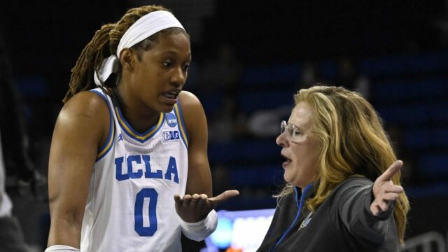 Fanúšikovia WNBA volajú Janiah Barker za brutálne klesajúce podanie ruky Fanúšikovia WNBA volajú Janiah Barker za brutálne klesajúce podanie ruky s bývalým trénerom