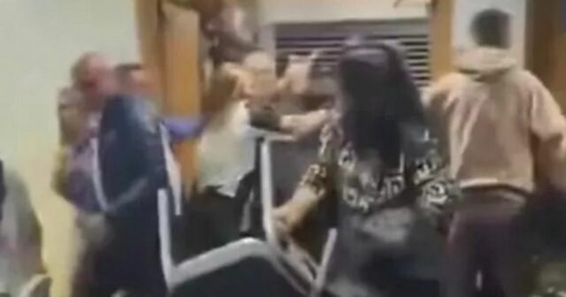 Fanúšikovia bojujú v brutálnej barovej bitke v šokujúcom videu po Šokujúce scény, keď v bare vypukne masová bitka po derby Sunderland vs Newcastle