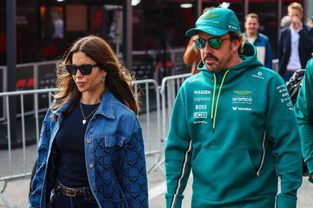Fernando Alonso a Flavio Briatore počas predsezónneho testovania v Bahrajne - 2025 - Zdroj: Getty