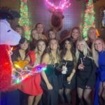 Taylor Swift (vľavo vzadu) bola spozorovaná s WAGs Kansas City Chiefs na vianočnom večierku