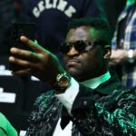 Francis ngannou (vľavo) počas prehry v roku 2018 so stále miocic (Getty Images)