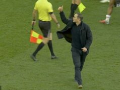 Frank Lampard sa ospravedlňuje po tom, čo vyvolal pozápasovú melu sarkastickým gestom fanúšikom Southamptonu, ktorý ho nazval ‚*** Steven Gerrard‘ Frank Lampard po zápase poslal palec hore smerom k opore Southamptonu