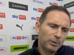 Frank Lampard ukazuje prstom na fanúšikov Southamptonu po tom, čo vyvolal masívny stret Frank Lampard