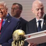 Prezident Donald Trump stojí na pódiu po prevzatí ceny FIFA za mier