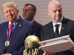 Vysvetlenie FIFA pre SCRAPPING futbalové pravidlo na MS 2026 po sťažnostiach hráčov Prezident Donald Trump stojí na pódiu po prevzatí ceny FIFA za mier