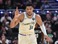 Frustrácia Giannisa Antetokounmpa prekypuje, keď chňapne na reportéra spochybňujúceho jeho lojalitu v dolároch uprostred klebiet o obchode logo pochodového šialenstva