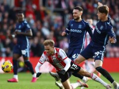 Futbal dnes: Ako sa pozerať na zápasy Boxing Day po údere Premier League Leo Scienza (L) zo Southamptonu bol faulovaný Victorom Torpom z Coventry počas zápasu Sky Bet Championship medzi Southamptonom a Coventry City na St Mary's Stadium 20. decembra 2025 v Southamptone v Anglicku.