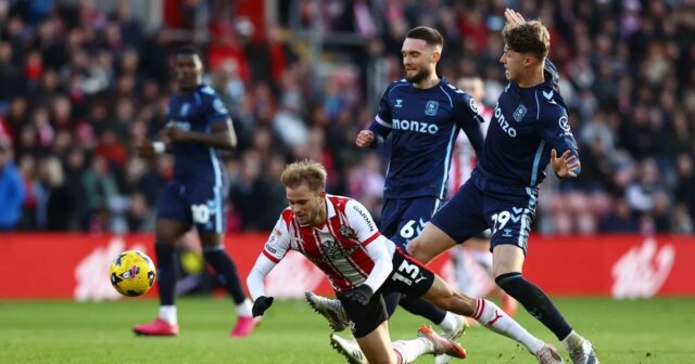 Leo Scienza (L) zo Southamptonu bol faulovaný Victorom Torpom z Coventry počas zápasu Sky Bet Championship medzi Southamptonom a Coventry City na St Mary's Stadium 20. decembra 2025 v Southamptone v Anglicku. 