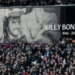 Pocta sa platí Billymu Bondsovi pred výkopom počas zápasu Premier League medzi West Ham United a Liverpoolom pod poctou Billyho Bondsa MBE s nápisom „Billy Bonds MBE 1946-2025)