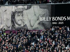 „Futbal už nerobí hráčov ako Bonds“ Pocta sa platí Billymu Bondsovi pred výkopom počas zápasu Premier League medzi West Ham United a Liverpoolom pod poctou Billyho Bondsa MBE s nápisom „Billy Bonds MBE 1946-2025)