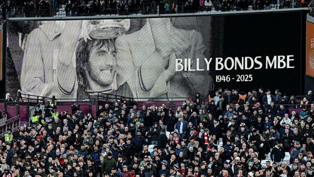 Pocta sa platí Billymu Bondsovi pred výkopom počas zápasu Premier League medzi West Ham United a Liverpoolom pod poctou Billyho Bondsa MBE s nápisom „Billy Bonds MBE 1946-2025)