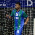 Futbalista, 20, zomrel pri páde z tímového hotela ako klubu v „chvíli bolesti“