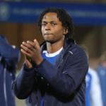 Futbalista Ethan McLeod (21) zomrel pri autonehode, keď klub Macclesfield vzdal hold