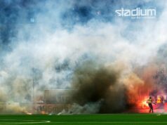 Futbalové ihrisko v plameňoch, keď rozhodca a hráči utekajú zo zápasu v „neprijateľnom“ chaose Stretnutie sa cez víkend zmenilo na chaos