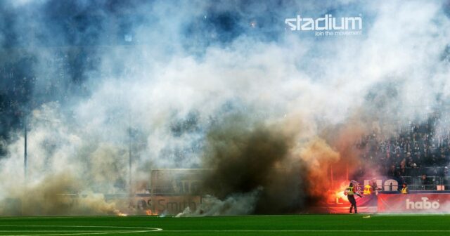 Futbalové ihrisko v plameňoch, keď rozhodca a hráči utekajú zo Stretnutie sa cez víkend zmenilo na chaos