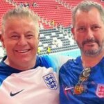 Obrázok anglických superfanúšikov Fila Sollofa a Neala Weekesa