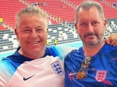 Futbaloví fanúšikovia rozhodujú o „smiešnych“ cenách lístkov na majstrovstvá sveta Obrázok anglických superfanúšikov Fila Sollofa a Neala Weekesa