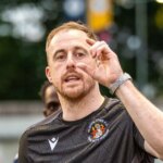 Scott Davies sleduje počas tréningu.