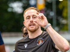 Futbalový manažér, ktorý prekonal závislosť od hazardných hier, sľúbil bezplatnú transplantáciu vlasov, ak jeho tím vyhrá v FA Cupe Scott Davies sleduje počas tréningu.