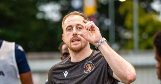 Scott Davies sleduje počas tréningu.