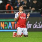 Gabriel Jesus z Arsenalu sa modlí pri záverečnom hvizde po zápase Ligy majstrov medzi Club Brugge KV a Arsenal FC