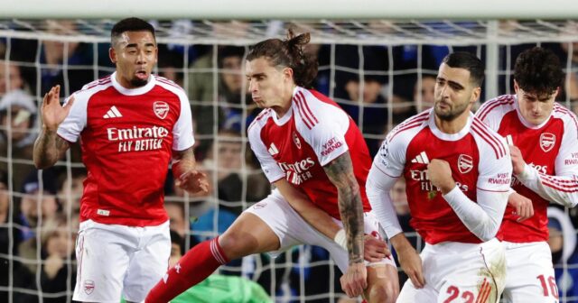 Gabriel Jesus a Mikel Merino boli vybratí našimi scenáristami, aby nastúpili za Arsenal proti Evertonu