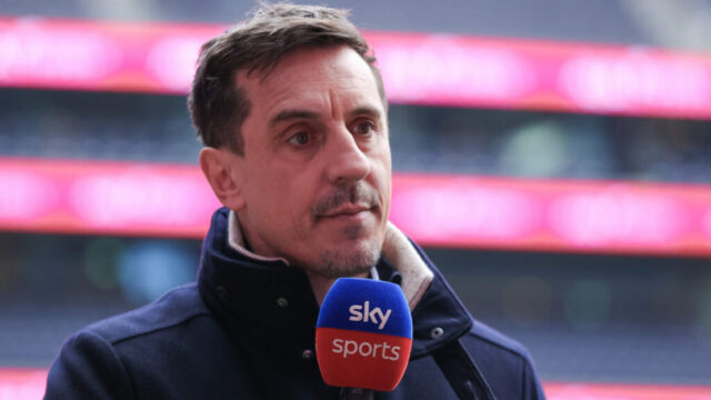 Gary Neville tvrdí, že trom hviezdam Leeds United chýba sila Premier League
