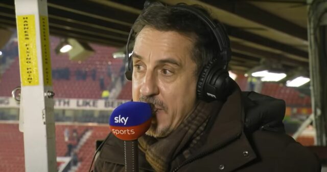 Gary Neville „absolútne presvedčený“ o víťazovi pretekov Arsenalu a Man Gary Neville hovorí do mikrofónu