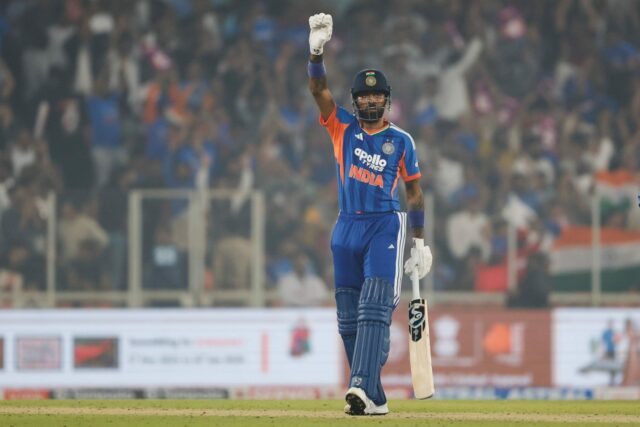 Gautam Gambhir reaguje animovane, keď kameraman Hardika Pandyu so šiestimi Hardik Pandya mohol potenciálne pozdvihnúť Indiu k víťaznému skóre zápasu. (Kredity: BCCI X)