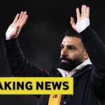 Mohamed Salah z Liverpoolu vyzerá na lavičke pred zápasom Premier League medzi Liverpoolom a Sunderlandom na Anfielde 3. decembra 2025...