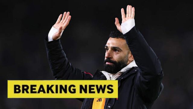 Generálny riaditeľ Saudi Pro League prijíma Mo Salaha, keď sa Mohamed Salah z Liverpoolu vyzerá na lavičke pred zápasom Premier League medzi Liverpoolom a Sunderlandom na Anfielde 3. decembra 2025...