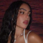 Georgina Rodriguez a Cristiano Ronaldo, pričom jeden jedinec dal druhému bozk na líce. Zdá sa, že scéna je zasadená do slabo osvetleného prostredia, pričom ich črty zvýrazňuje jemné osvetlenie.