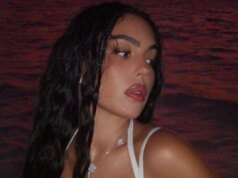 Georgina Rodriguez robí drzý vtip, zatiaľ čo dvíha veko na románe Cristiana Ronalda Georgina Rodriguez a Cristiano Ronaldo, pričom jeden jedinec dal druhému bozk na líce. Zdá sa, že scéna je zasadená do slabo osvetleného prostredia, pričom ich črty zvýrazňuje jemné osvetlenie.