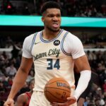 Giannis Anteotokounmpo takmer hviezdi boj zblízka po namočení