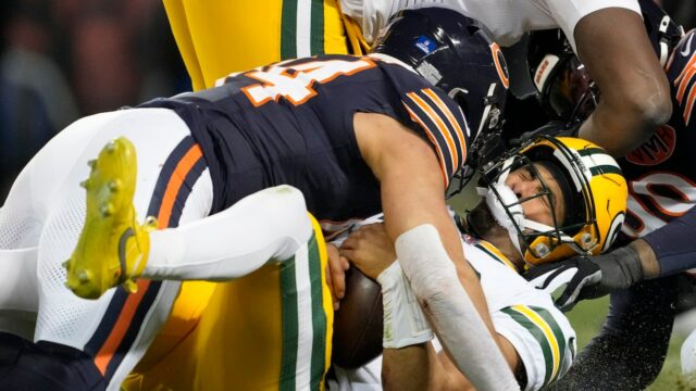 Green Bay Packers prehrali s Bears v predĺžení po zranení Jordana Love
