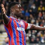 Guehi pozdvihol Crystal Palace do prvej štvorky, aby pripomenul krízou postihnutému Liverpoolu, čo mu chýba
