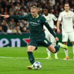 Haaland dáva gól, Mbappe z lavičky sleduje, ako Man City porazil v Lige majstrov Real Madrid 2:1