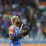 Hardik Pandya robí srdečné gesto smerom k kameramanovi, ktorý dostal zásah počas IND vs SA 2025 5th T20I (Watch)