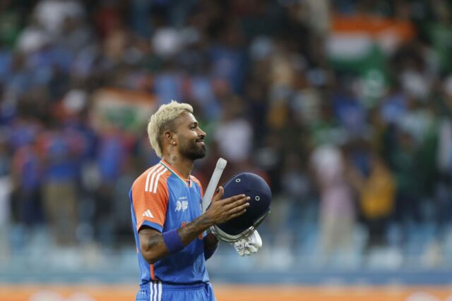 Hardik Pandya robí srdečné gesto smerom k kameramanovi, ktorý dostal zásah počas IND vs SA 2025 5th T20I (Watch)

