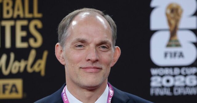 Harmonogram majstrovstiev sveta v Anglicku 2026 a nepríjemné časy výkopov WASHINGTON, DC – 5. DECEMBER: Thomas Tuchel, hlavný tréner Anglicka, pózoval na červenom koberci pred oficiálnym žrebovaním majstrovstiev sveta vo futbale 2026 v John F. Kennedy Center for the Performing Arts 5. decembra 2025 vo Washingtone, DC. (Foto: Kevin Dietsch/Getty Images)