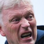 David Moyes, manažér Evertonu, sleduje predsezónny priateľský zápas medzi Accrington Stanley a Evertonom na štadióne Wham 15. júla 2025 v Accringtone v Anglicku.