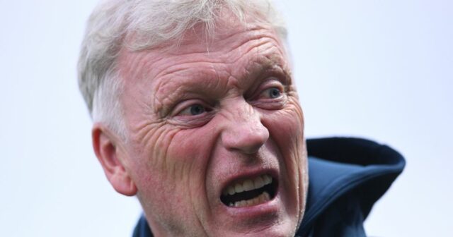 Hnev Davida Moyesa na výzvu Chelsea VAR, keď sa pustil David Moyes, manažér Evertonu, sleduje predsezónny priateľský zápas medzi Accrington Stanley a Evertonom na štadióne Wham 15. júla 2025 v Accringtone v Anglicku.