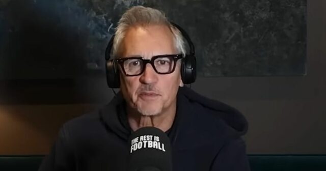 Rozhodca John Brooks udelil Xavimu Simonsovi červenú kartu počas prehry Tottenhamu proti Liverpoolu