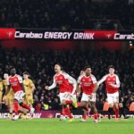 LONDÝN, ANGLICKO - 23. DECEMBRA: Hráči Arsenalu oslavujú po víťazstve v penaltovom rozstrele počas štvrťfinále Carabao Cupu medzi Arsenalom a Crystal Palace na Emirates Stadium 23. decembra 2025 v Londýne v Anglicku. (Foto: Stuart MacFarlane/Arsenal FC cez Getty Images)